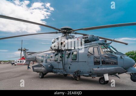 LANGKAWI, MALAYSIA - 30. März 2019: Militärhubschrauber auf dem Flughafen Stockfoto