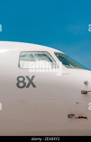 LANGKAWI, MALAYSIA - 30. März 2019: Blick auf das vordere Seitencockpit des Dassault Falcon 8X Stockfoto