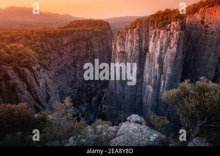 Grandiose faszinierende und tiefe Tazi Schlucht in der Türkei bei Sonnenaufgang. Eine berühmte Touristenattraktion und ein toller Ort für Fotos und Wandern in den Bergen. Stockfoto