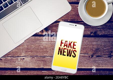 Computer, Smartphone und Fake News Stockfoto