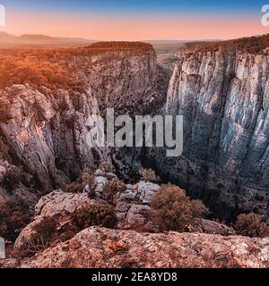 Grandiose faszinierende und tiefe Tazi Schlucht in der Türkei bei Sonnenaufgang. Eine berühmte Touristenattraktion und ein toller Ort für Fotos und Wandern in den Bergen. Stockfoto