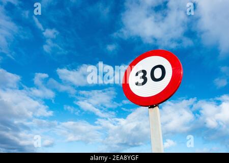 Dreißig-Speed-Straßenschild gegen blauen Himmel Stockfoto