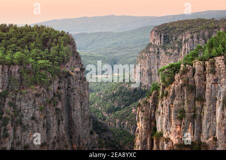 Grandiose faszinierende und tiefe Tazi Schlucht in der Türkei bei Sonnenaufgang. Eine berühmte Touristenattraktion und ein toller Ort für Fotos und Wandern in den Bergen. Stockfoto