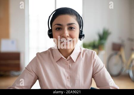 Glückliche Lehrer Durchführung Online-Klasse von zu Hause aus Stockfoto