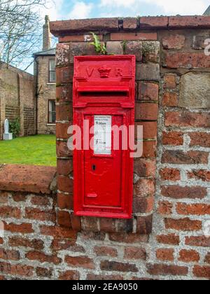 Pocklington, East Yorkshire, UK 12/01/2020 - Old victorian Red post box built in a Brick Wall Stockfoto