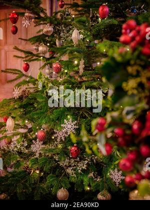 Weihnachtsdekoration in einem großen Landhaus in West Sussex, Großbritannien Stockfoto