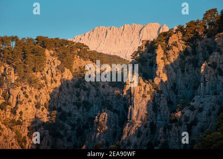 Taurusgebirge bei Sonnenaufgang in der Tazi Schlucht und im Naturpark Koprulu. Umwelt und Sehenswürdigkeiten in der Türkei Stockfoto