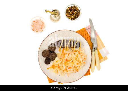 Schwarze Wurst mit Sauerkraut. Studio Foto Stockfoto