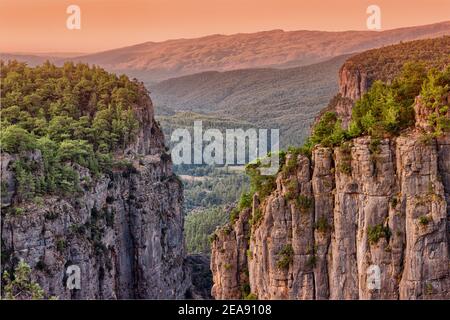Satte und kontrastreiche Panoramaaussicht auf die Tazi-Schlucht im Naturpark Koprulu in der Türkei. Naturwunder und Touristenattraktionen Stockfoto