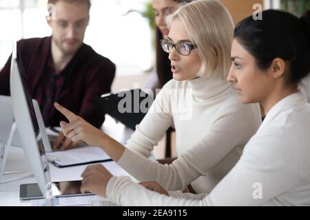 Manager zeigt die Arbeitsanwendung an, erklärt die Aufgabe oder das Projekt Stockfoto
