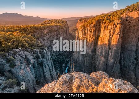 Satte und kontrastreiche Panoramaaussicht auf die Tazi-Schlucht im Naturpark Koprulu in der Türkei. Naturwunder und Touristenattraktionen Stockfoto