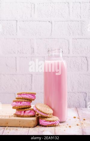 Vertikale Aufnahme von Marshmallow-Keksen und einer Flasche Yogu Stockfoto