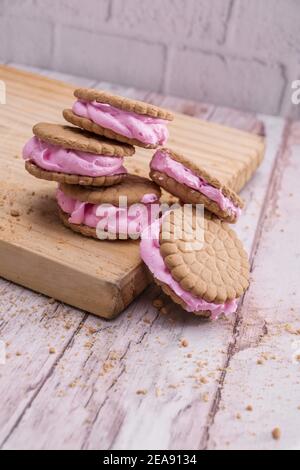 Vertikale Aufnahme von Marshmallow Cookies Stockfoto