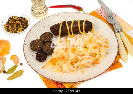 Schwarze Wurst mit Sauerkraut. Studio Foto Stockfoto