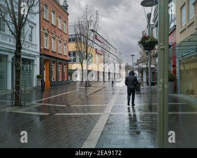 Neuwied, Deutschland - 06. Februar 2021: Leere Straßen an einem regnerischen Tag in der zweiten Sperre aufgrund der Corona-Pandemie Stockfoto