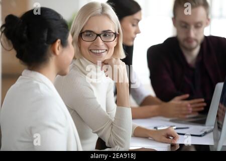 Mentor erklärt Projektaufgabe Praktikant Stockfoto