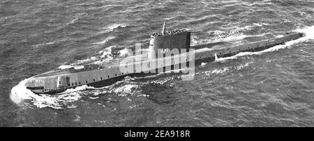 USS Nautilus (SS-571), das erste nuklearbetriebene U-Boot der US-Marine, bei seinen ersten Seeversuchen am 10. Januar 1955. Stockfoto