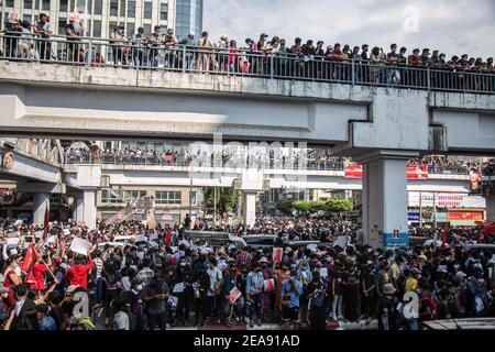 Yangon, Myanmar. Februar 2021, 08th. Tausende Demonstranten versammeln sich in der Innenstadt von Yangon zum dritten Tag der Proteste gegen den Militärputsch in Myanmar.das Militär von Myanmar nahm am 01. Februar die staatliche Beraterin von Myanmar Aung San Suu Kyi fest. 2021 und erklärte den Ausnahmezustand, während er die Macht im Land für ein Jahr nach dem Verlust der Wahl gegen die National League for Democracy (NLD) ergass. Kredit: SOPA Images Limited/Alamy Live Nachrichten Stockfoto