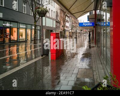 Neuwied, Deutschland - 06. Februar 2021: Leere Straßen an einem regnerischen Tag in der zweiten Sperre aufgrund der Corona-Pandemie Stockfoto