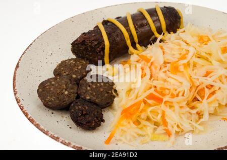 Schwarze Wurst mit Sauerkraut. Studio Foto Stockfoto