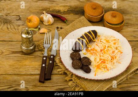 Schwarze Wurst mit Sauerkraut. Studio Foto Stockfoto