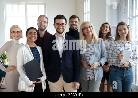 Gruppenportrait von glücklichen, vielfältigen Kollegen unterschiedlichen Alters Stockfoto