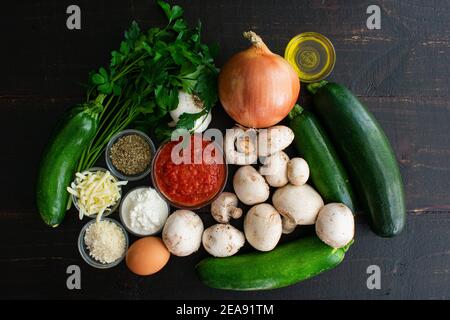 Pilzzucchini Lasagne Rolls Zutaten: Gemüse, Käse, Kräuter und andere Rohstoffe Stockfoto