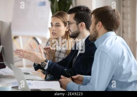 Team von fokussierten Geschäftsleuten, die Monitor betrachten Stockfoto