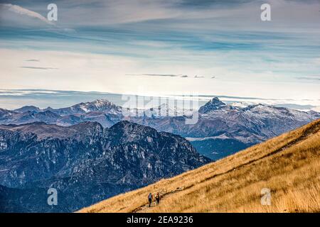 Italien Venetien Monte Baldo - Salendo sul Costabella nei pressi del rifugio Chierico su può godere di una vista panoramica su tutte le montagne ad ovest del lago di Garda. Veneto Monte Baldo - die Costabella hinauf in der Nähe der Chierico Hütte genießen Sie einen Panoramablick auf alle Berge westlich des Gardasees. Zwei Wanderer auf dem Weg zum Gipfel. Stockfoto