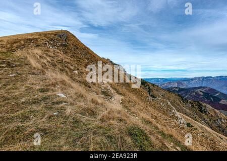 Italien Venetien Monte Baldo - La vetta del Costabella ripresa dai pressi del rifugio Chierico, e una panoramica a destra verso la valle dell'Etsch Italien Venetien Monte Baldo - der Gipfel Costabella aus der Nähe der Chierico-Hütte, und ein Panoramablick nach rechts in Richtung Etschtal. Stockfoto