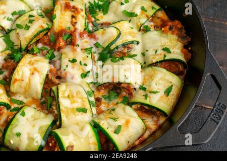 Pilz Zucchini Lasagne Rolls in einem Gusseisen Pfanne: Zucchini gefüllt mit einer Mischung aus italienischen Käse, Pilze und Tomatensauce Stockfoto
