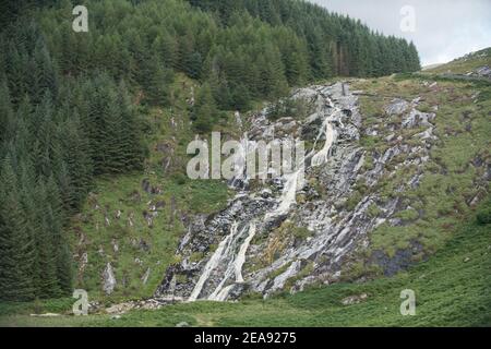 Glenmacnass Wasserfall in Sallys Gap gefunden, eine malerische Fahrt durch die Wicklow Berge in Irland. Stockfoto