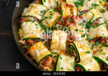 Pilz Zucchini Lasagne Rolls in einem Gusseisen Pfanne: Zucchini gefüllt mit einer Mischung aus italienischen Käse, Pilze und Tomatensauce Stockfoto