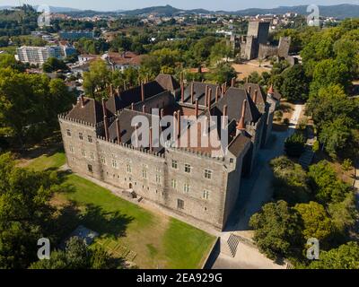 Paço dos Duques de Bragança in Guimarães und Schloss Guimarães Stockfoto