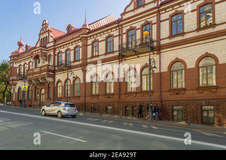 Wladiwostok, Russland - 08. Oktober 2020: Blick auf Backstein Art Nouveau Kunst und Albers Handelshaus Stockfoto