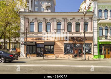 Wladiwostok, Russland - 08. Oktober 2020: Blick auf das Äußere des alten klassischen Gebäudes mit Bars im Inneren an sonnigen Tagen Stockfoto