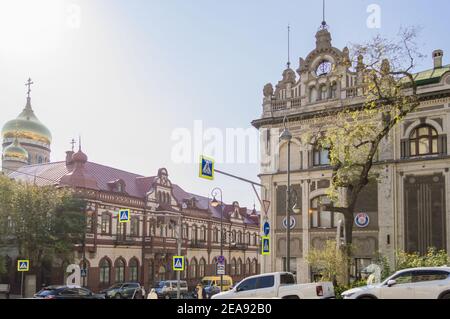 Wladiwostok, Russland - 08. Oktober 2020: Stadtbild von Valdivostok mit Hauptmultipurpose Shop und Kunst und Albers Handelshaus Stockfoto