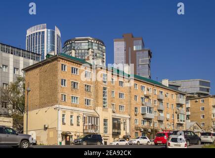 Wladiwostok, Russland - 08. Oktober 2020: Blick auf alte und moderne Wohngebäude mit Autos auf der Straße Stockfoto