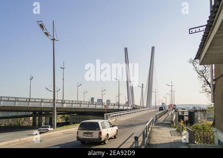 Wladiwostok, Russland - 08. Oktober 2020: Zufahrtsstraße zur Goldenen Brücke ohne Einfahrt für Fußgänger Zeichen Stockfoto