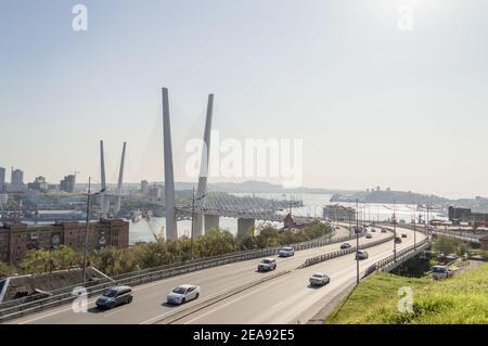 Wladiwostok, Russland - 08. Oktober 2020: blick auf die golden Bridge mit Autos an sonnigen Tagen Stockfoto