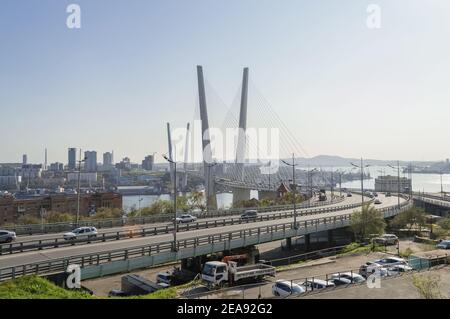 Wladiwostok, Russland - 08. Oktober 2020: goldene Brücke über die goldene Horn Bucht an sonnigen Tagen Stockfoto