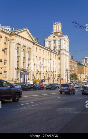 Wladiwostok, Russland - 08. Oktober 2020: Suhanova Straßenansicht an sonnigen Tag mit Verkehr auf der Straße Stockfoto