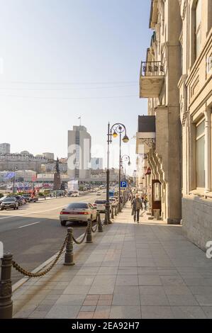 Wladiwostok, Russland - 08. Oktober 2020: Verkehr auf Svetlanskaya Straße an sonnigen Tag Stockfoto