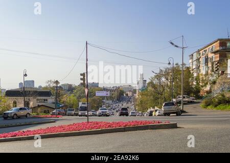 Wladiwostok, Russland - 08. Oktober 2020: Weg hinunter von der Suhanova Straße an sonnigen Tag Stockfoto