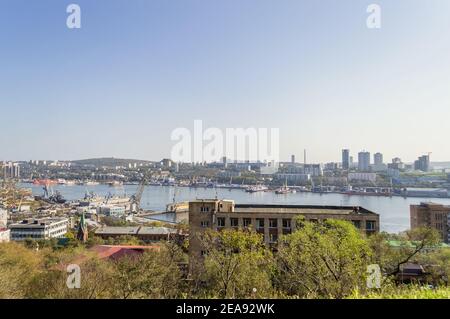 goldenes Horn Bucht und Stadtbild von Wladiwostok bei Tageslicht Stockfoto