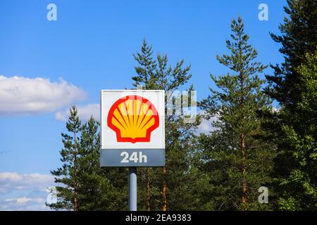 Royal Dutch Shell, allgemein bekannt Shell, britisch-holländisches multinationales Öl- und Gasunternehmen. Logo gegen Himmel und Wald am Highway 4, Finnland. 2017. Stockfoto