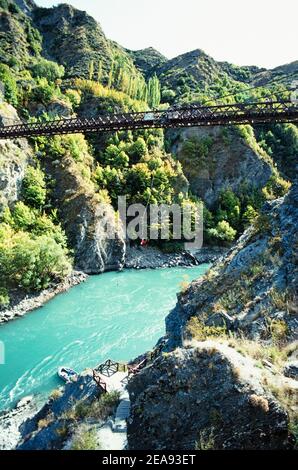 Neuseeland ein-Personen-Bungee-Jumping aus der Kawarau-Schlucht Hängebrücke in der Nähe von queenstown otago Südinsel Neuseeland Süd Insel Neuseeland Stockfoto