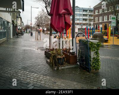 Neuwied, Deutschland - 06. Februar 2021: Leere Straßen an einem regnerischen Tag in der zweiten Sperre aufgrund der Corona-Pandemie Stockfoto