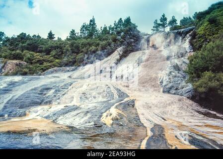 1992 Neuseeland - Orakei Korako Geothermal Park, dieses versteckte Tal liegt eingebettet in der Taupo vulkanischen Zone zwischen Taupo und Rotorua. Farbenfrohe Kieselerde-Terrassen am Sapphire Geyser Orakei Korako Taupo Nordinsel Neuseeland Stockfoto