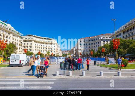 Blick auf den Aristotelous Square-Πλατεία Αριστοτέλους. Großer öffentlicher Platz am Wasser, entworfen von Ernest Hebrard und umgeben von Villen und Cafés. Stockfoto